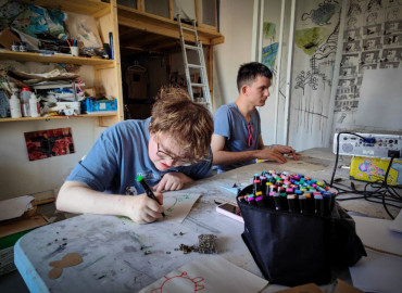 В Москве заработала инклюзивная мастерская «Коряги»: здесь особенные творцы работают над настоящими художественными проектами